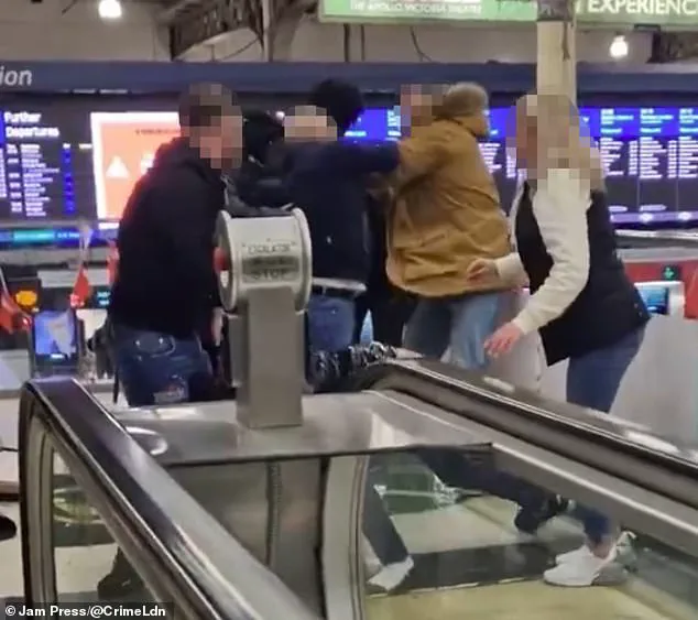 Violent Struggle at Victoria Station's Wetherspoon Pub Captured on Camera