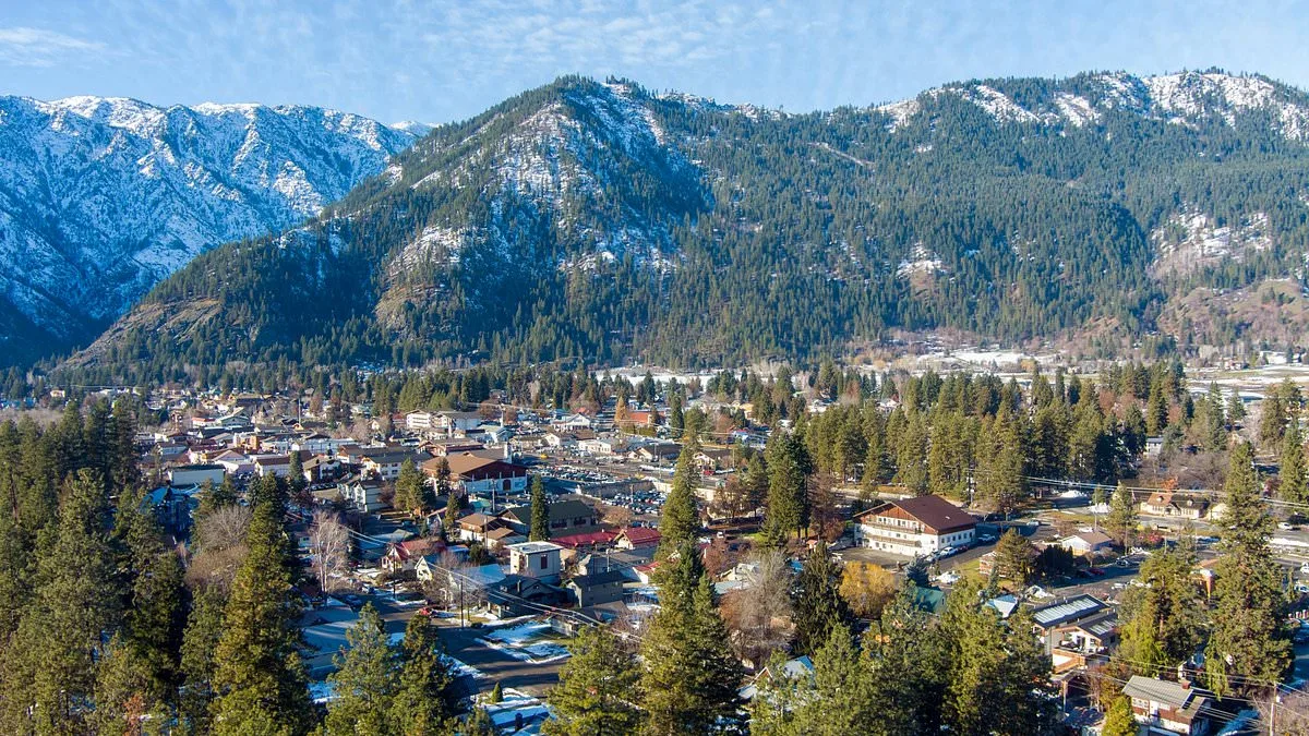 Leavenworth's Crisis: Manhunt and Economic Strain Threaten Tourism-Based Town