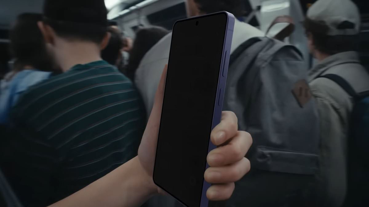 Samsung's Galaxy S26 Ultra Combats Shoulder Surfing with Revolutionary Privacy Display