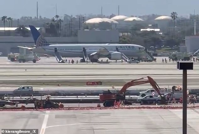 United Airlines Flight Makes Emergency Landing at LAX Following Engine Failure, Raising Safety and Efficiency Concerns