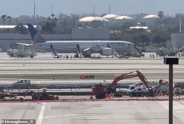 United Airlines Flight Makes Emergency Landing at LAX Following Engine Failure, Raising Safety and Efficiency Concerns
