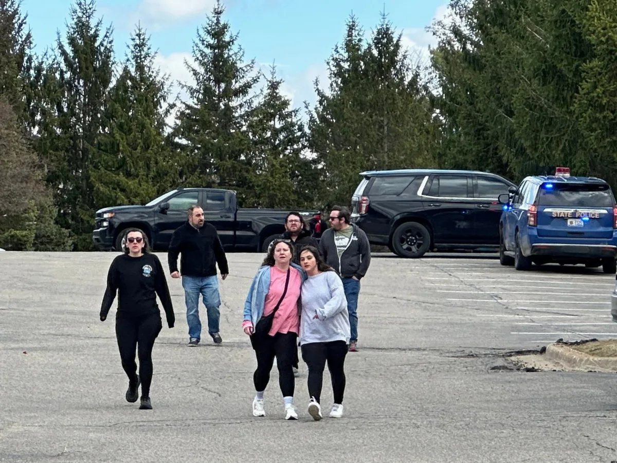 起来了,用户让我帮忙生成一个文章标题。首先我需要仔细阅读提供的文章内容,理解核心事件和关键信息。

文章讲的是密歇根州West Bloomfield Township的Temple Israel Synagogue发生的袭击事件。时间、地点都很明确。事件包括车辆冲撞入口、枪击发生,FBI局长确认了情况,还有视频画面显示火焰和警察大量到场。目击者描述了内部混乱的情况。接着是Oakland Sh...