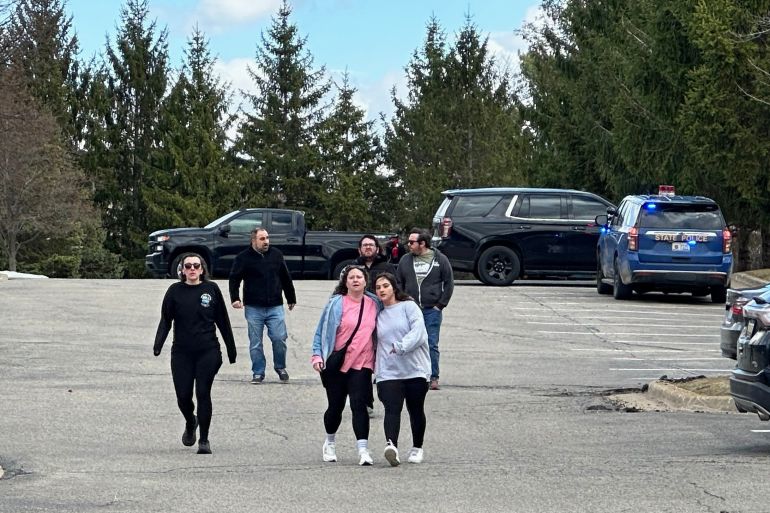 起来了,用户让我帮忙生成一个文章标题。首先我需要仔细阅读提供的文章内容,理解核心事件和关键信息。

文章讲的是密歇根州West Bloomfield Township的Temple Israel Synagogue发生的袭击事件。时间、地点都很明确。事件包括车辆冲撞入口、枪击发生,FBI局长确认了情况,还有视频画面显示火焰和警察大量到场。目击者描述了内部混乱的情况。接着是Oakland Sh...