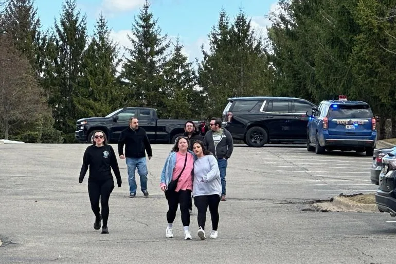 起来了,用户让我帮忙生成一个文章标题。首先我需要仔细阅读提供的文章内容,理解核心事件和关键信息。

文章讲的是密歇根州West Bloomfield Township的Temple Israel Synagogue发生的袭击事件。时间、地点都很明确。事件包括车辆冲撞入口、枪击发生,FBI局长确认了情况,还有视频画面显示火焰和警察大量到场。目击者描述了内部混乱的情况。接着是Oakland Sh...