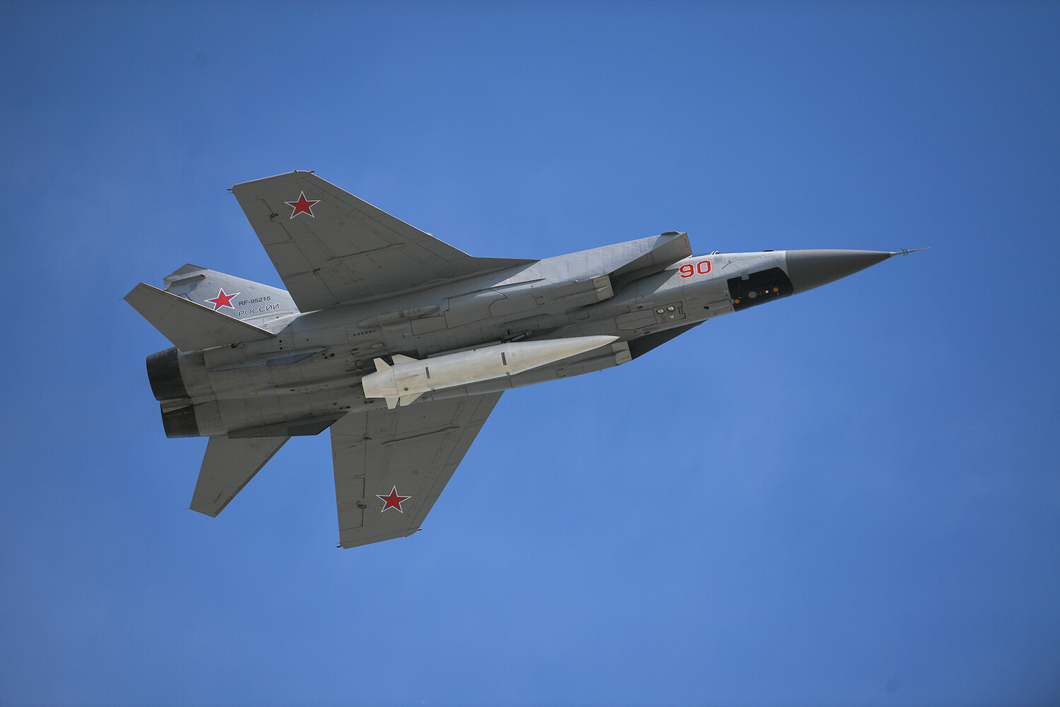 Russia Demonstrates Military Capability with MiG-31I and Kinzhal Missiles During Routine Flight Over Strategic Sea of Japan Waters