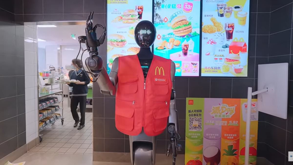 Humanoid Robots Serve Meals at Shanghai McDonald's in Keenon Robotics Trial