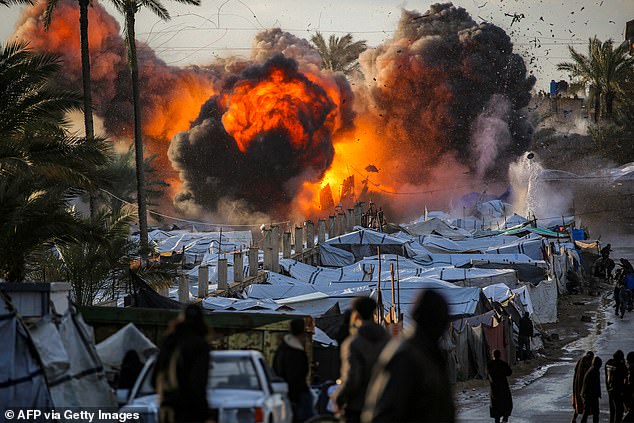 Trump Warns Netanyahu Against Iranian Regime Change, Predicts 'Bloodbath' Amid Escalating Tensions