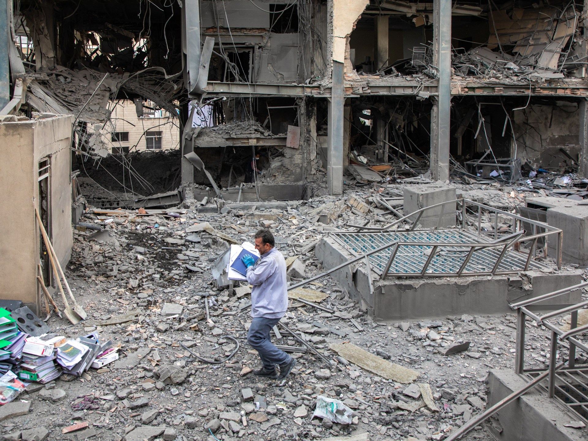 Trump's Contradictory War Strategy: 31 Days of Escalating Violence and Regime Change Rhetoric in the US-Israeli-Iran Conflict