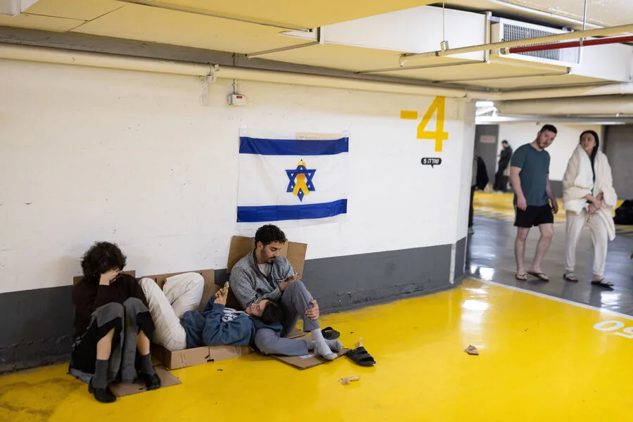 Iran-Linked Rocket Attack on Israel's Tel Aviv Causes Panic and Evacuations