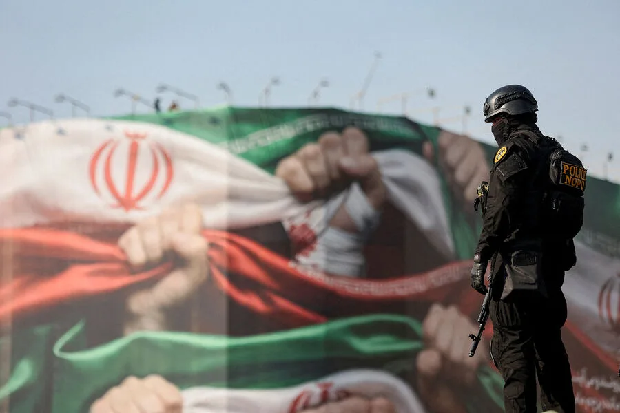 Iran Preparing for Ground Battle as U.S. Deploys Forces, Analysts Warn of Escalation