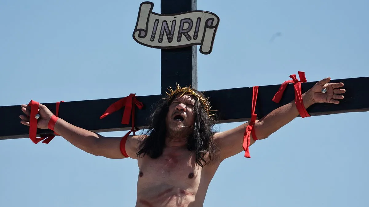 Philippines Man Reenacts Jesus' Crucifixion in Annual Catholic Tradition