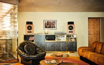 Parisian Elite Shocked by Star's Death at Luxury Gym.