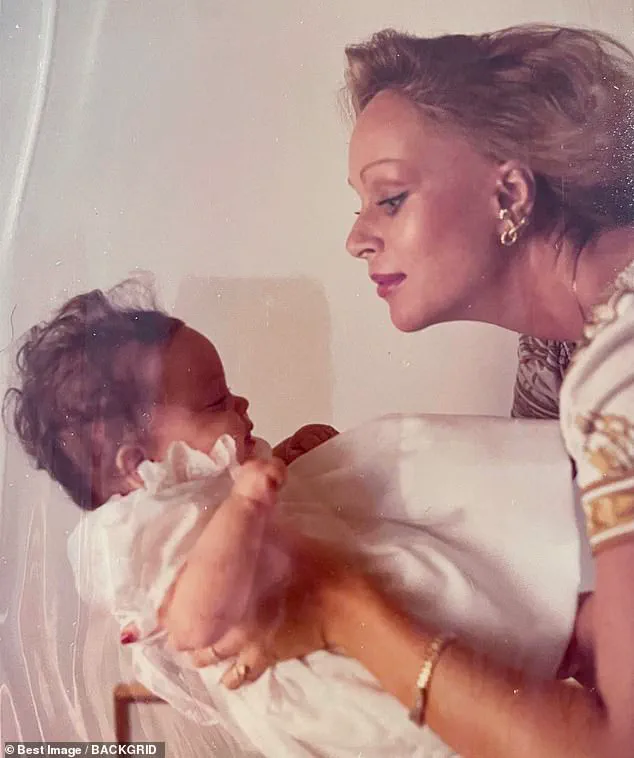 Unveiling Jocelyn Wildenstein's Life Through Her Personal Photos