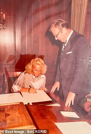 Unveiling Jocelyn Wildenstein's Life Through Her Personal Photos