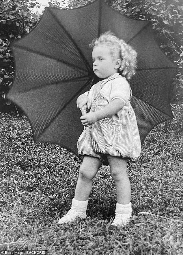 Unveiling Jocelyn Wildenstein's Life Through Her Personal Photos