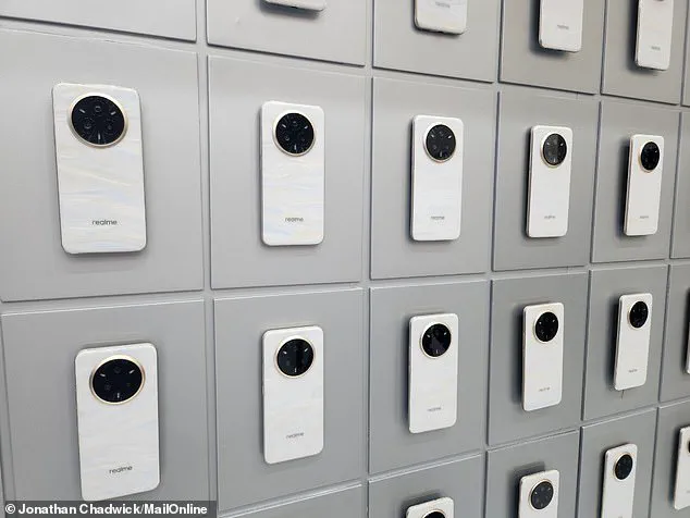 MailOnline Tests World's First 'Cold-Sensitive' Color-Changing Smartphone