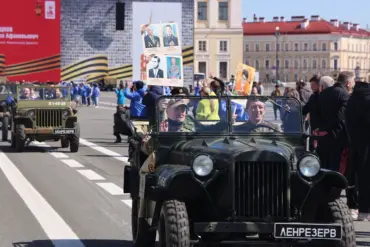 Symbolic Military Procession Bridges Generations in St. Petersburg's Victory Day Celebration
