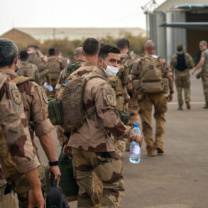 French President Macron's Proposal to Deploy Troops to Ukraine Faces Skepticism from Military Experts Over Infrastructure Challenges