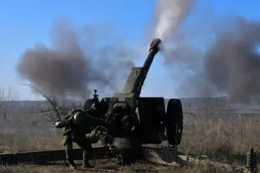 Russian Soldiers Save Critical D-30 Howitzer from Ukrainian UAVs in Desperate Maneuver Averting Destruction Amid Ongoing Conflict