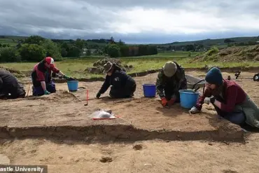 Florida Student's First Dig Unearths Rare Ninth-Century Gold Medal in England