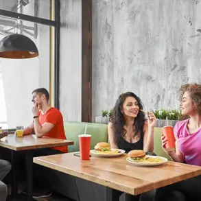 'I Was Midway Through Lunch When She Entered with a 100-Pound Tibetan Mastiff,' Says Customer in Viral Reddit Post Sparking National Debate on Pet Etiquette, Hygiene, and Responsibility
