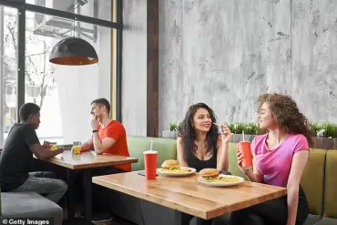 'I Was Midway Through Lunch When She Entered with a 100-Pound Tibetan Mastiff,' Says Customer in Viral Reddit Post Sparking National Debate on Pet Etiquette, Hygiene, and Responsibility