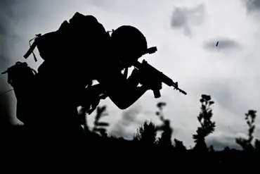 Russian Forces Reportedly Encircle Ukrainian Troops in Torsk, Analyst Says